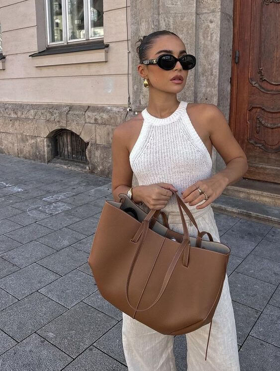 Leather Tote Bag in Classic Minimalist Style