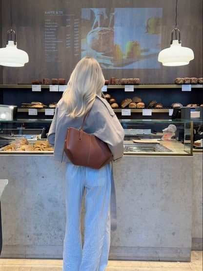 Leather Tote Bag in Classic Minimalist Style